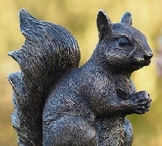 Charmantes Bronze Erdmännchen auf dem Ast 22cm